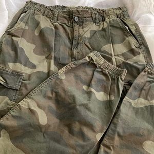 Stretch Camo pants with utility pockets from American Eagle. Size 8